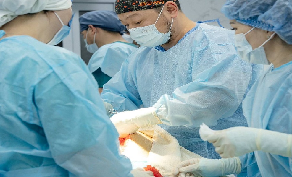 Гигантскую опухоль матки удалили у женщины атырауские врачи