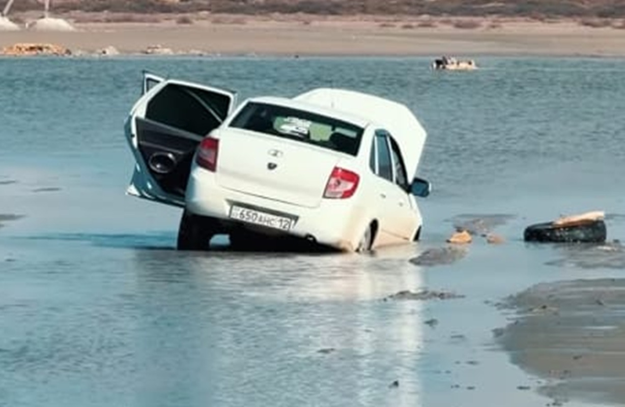 Водители чуть не захлебнулись в грязи в Мангистау (видео)