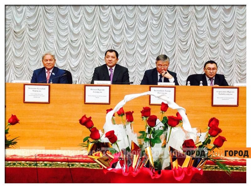 Директора школы, который с ножом налетел на жену и падчерицу, отпустили из зала суда