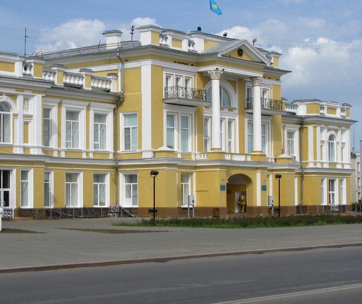 Подростков на крыше высотки сняли на видео в Уральске