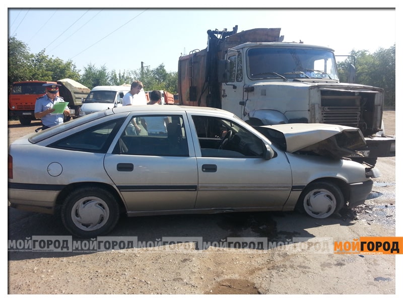 Легковушку искорёжило после столкновения с ГАЗ-53 в Уральске