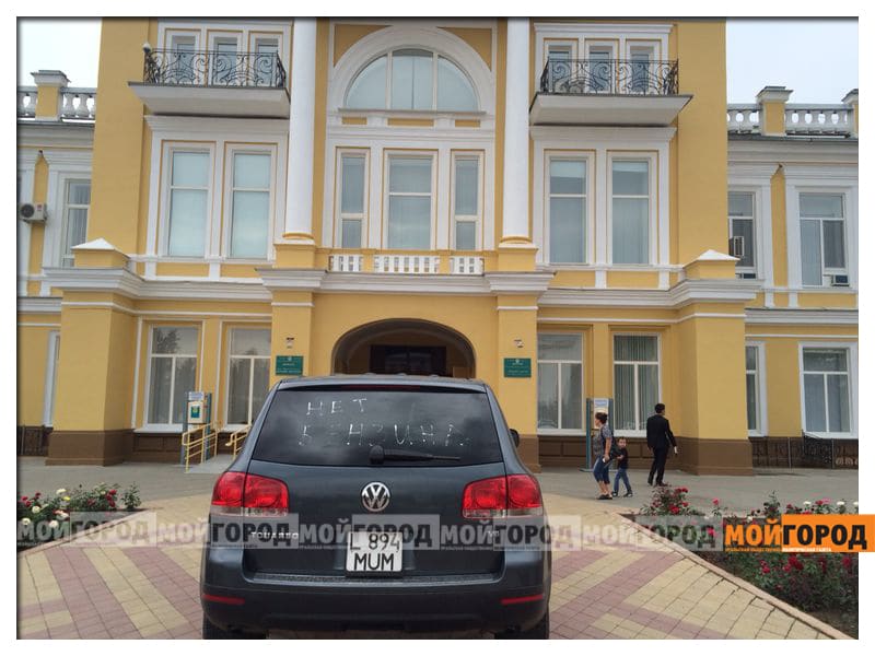 Пожарного, спасшего мужчину из горящей квартиры в Уральске, наградили