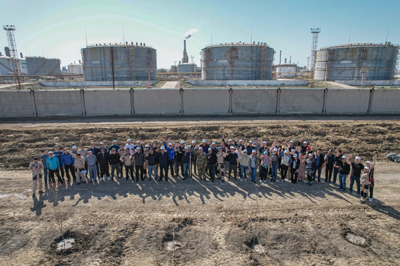 Более 700 деревьев высадили сотрудники АНПЗ