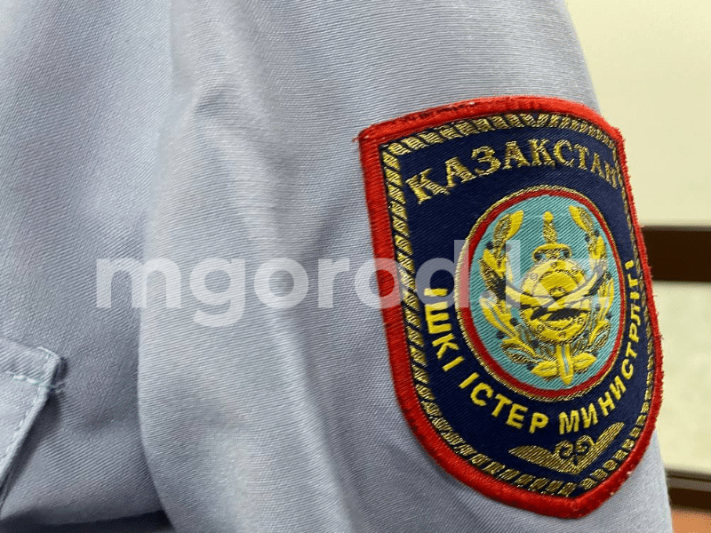 Толкнувшего иностранку возле бара в Алматы полицейского уволили