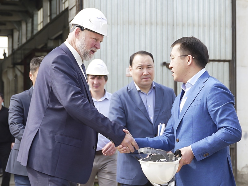 Главе МИИР Марату Карабаеву показали завод  ВодЭкоФильтр в Уральске