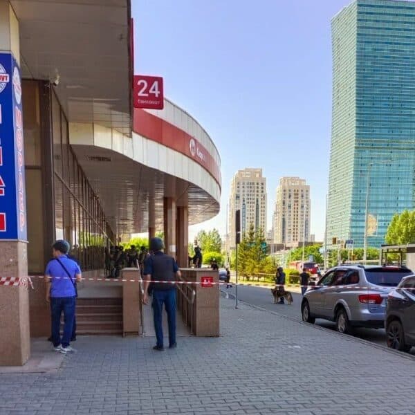 Вооруженный мужчина заперся с людьми в банке в Астане