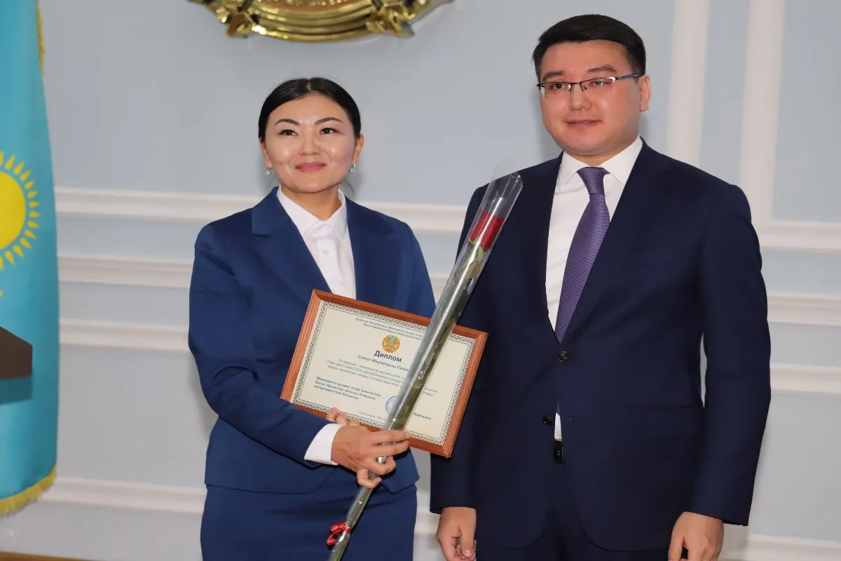 В Уральске госслужащих поздравили с профессиональным праздником