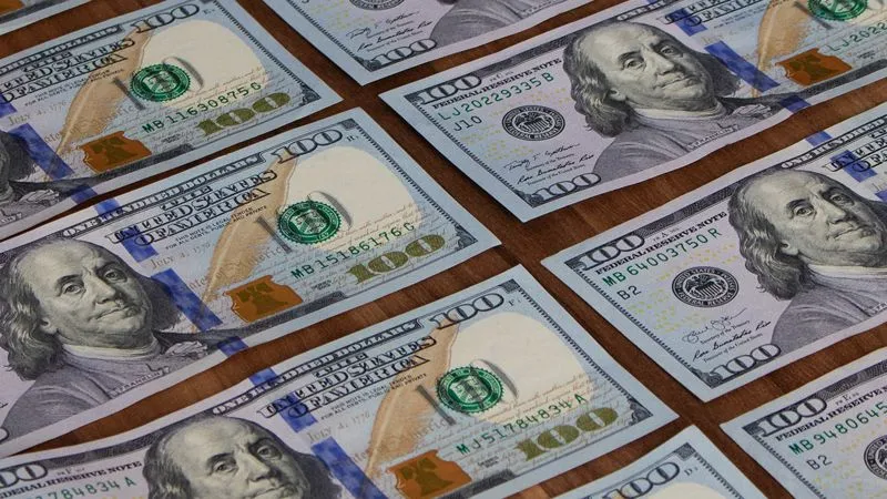 Курс доллара и евро взлетели в России