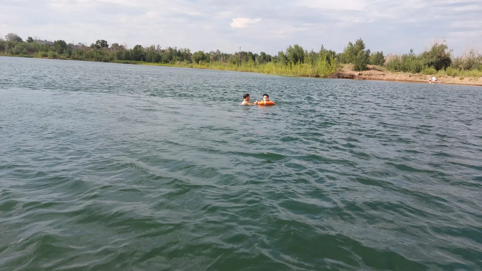 Двоих тонущих подростков вытащили из воды спасатели Уральска