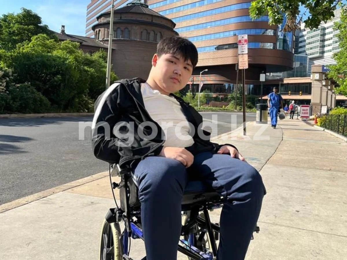 Мальчик из ЗКО не может оплатить лечение за границей