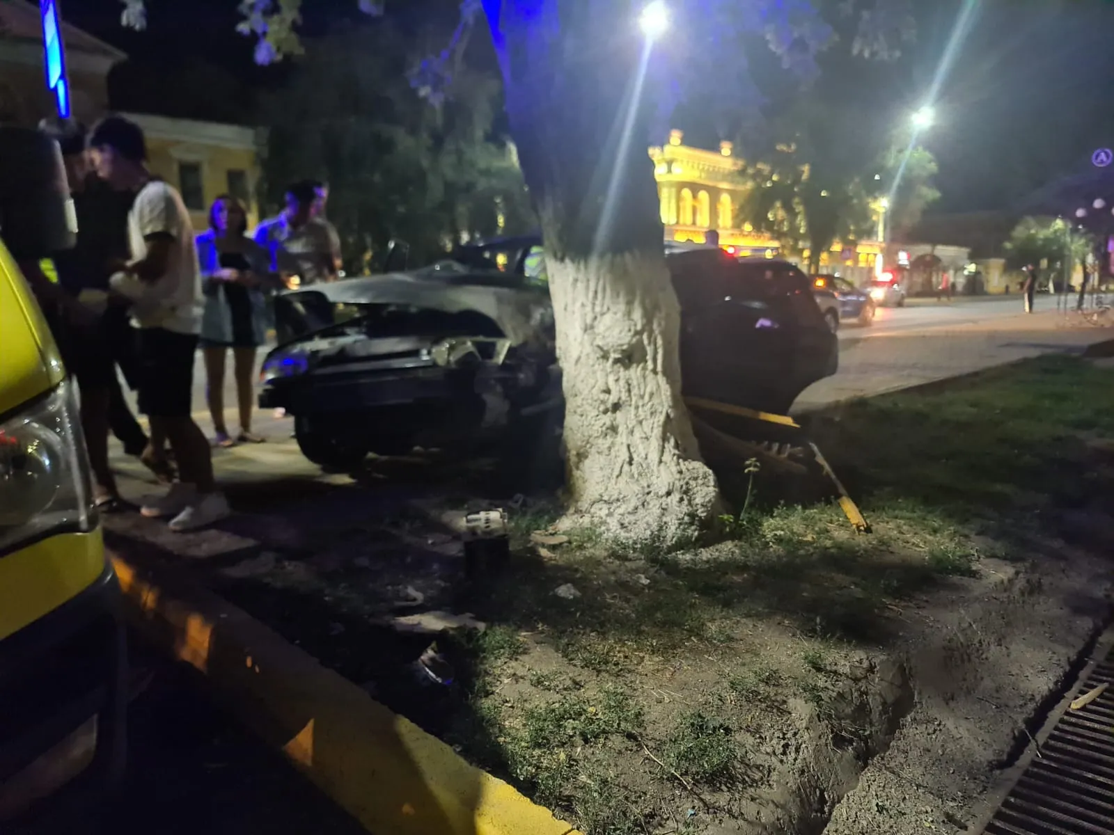 В груду металла превратилось авто после столкновения с деревом в Уральске