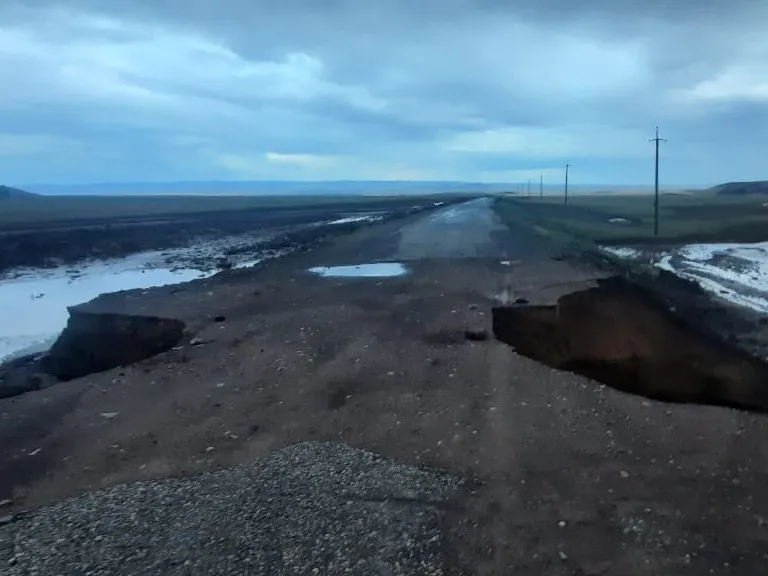 Дождевые воды повредили дорогу в Жетысу