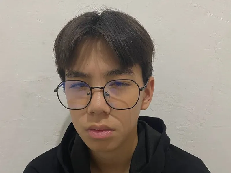 Мальчику из Уральска не хватает денег на операцию по зрению