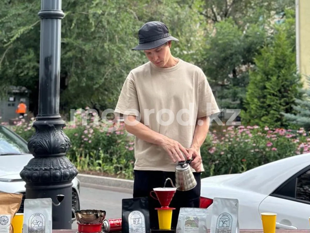 Россиянин каждые выходные угощает алматинцев кофе