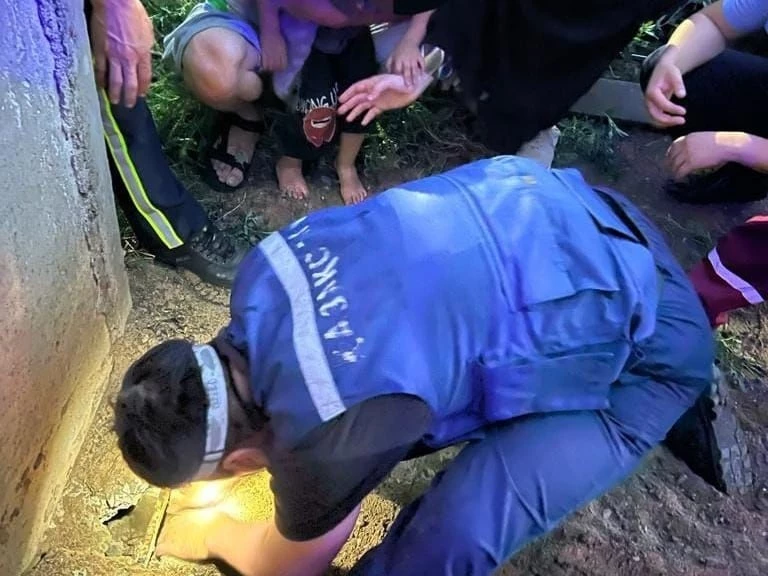 В Уральске рука трехлетнего ребенка застряла в яме