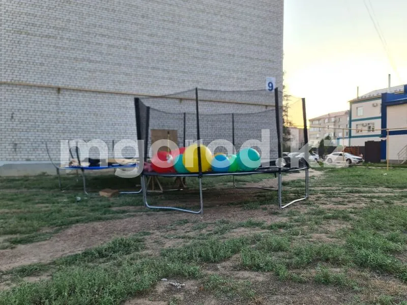 Ушедшие с площади в Уральске стихийные торговцы переместились во двор многоэтажки