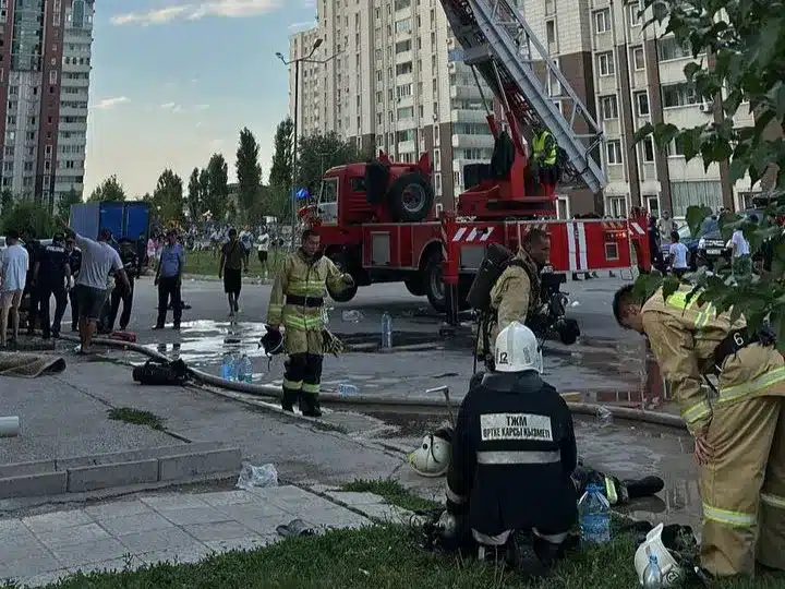 Пожар в ЖК Алматы: 30 человек обратились за медпомощью
