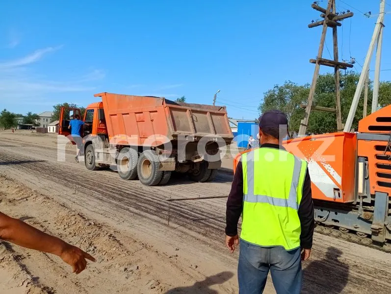 Жители села ЗКО перекрыли дорогу, требуя качественно её отремонтировать
