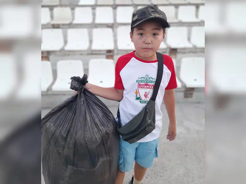 Дети собрали мусор со стадиона после футбольного матча в Уральске