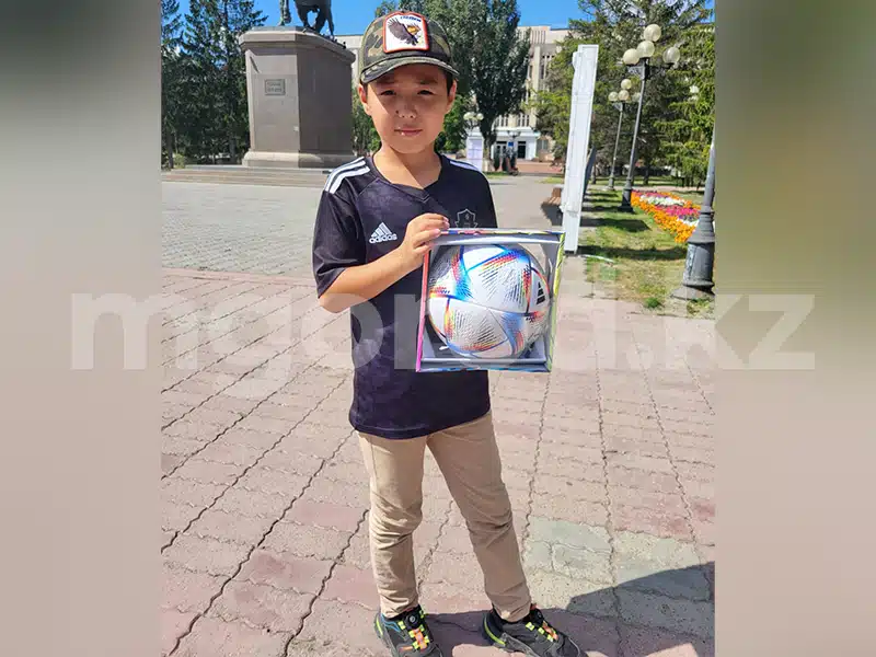 Мяч с чемпионата мира по футболу подарили мальчику из Уральска, убиравшему мусор со стадиона