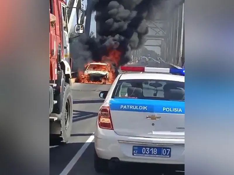 Машина сгорела на мосту в Уральске