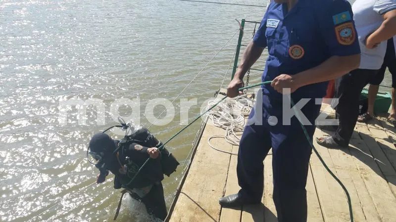 Двоих тонущих вытащили из воды спасатели Уральска. Поиски третьего продолжаются