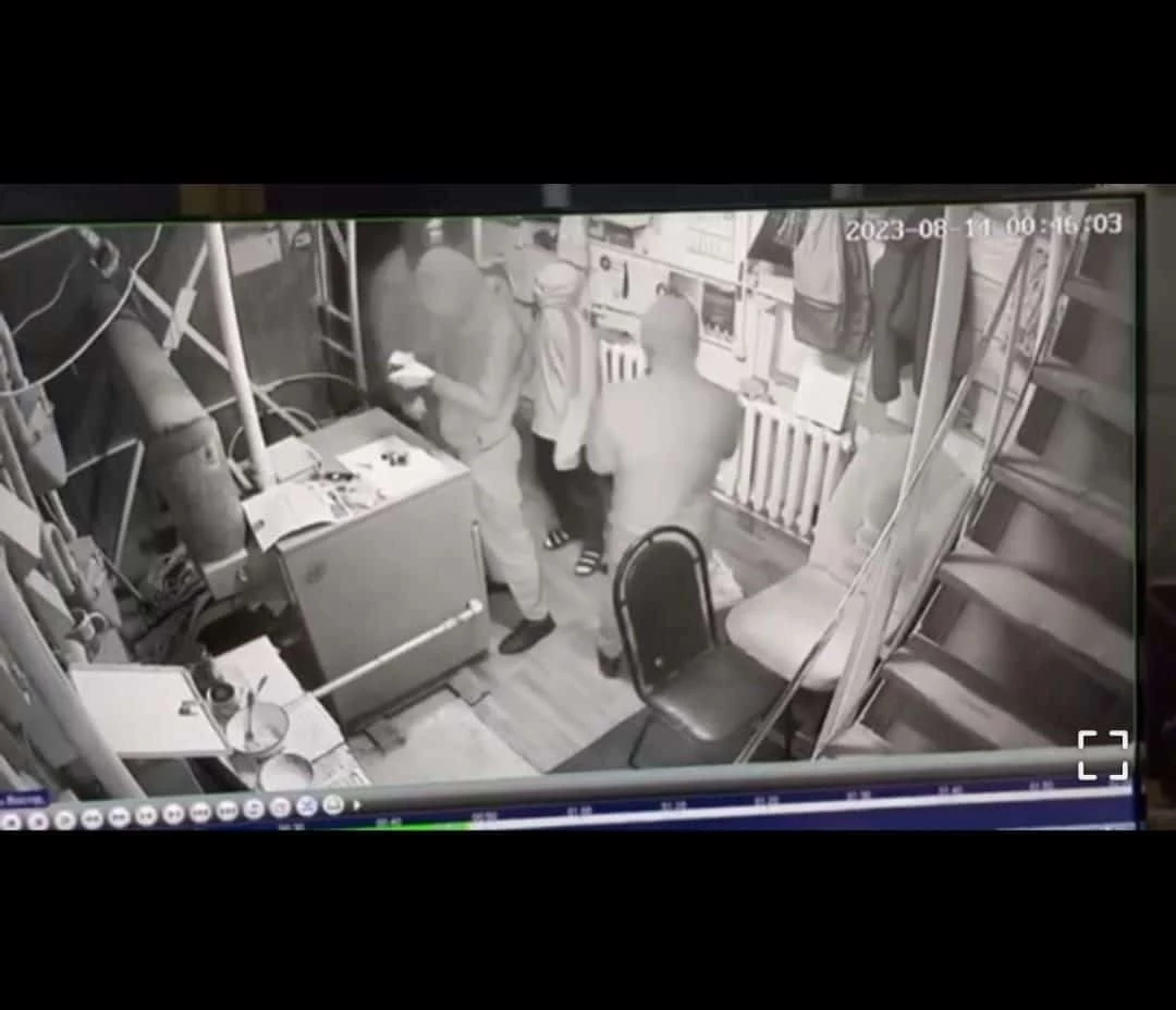 В Уральске пятеро мужчин напали на охранника и украли сейф