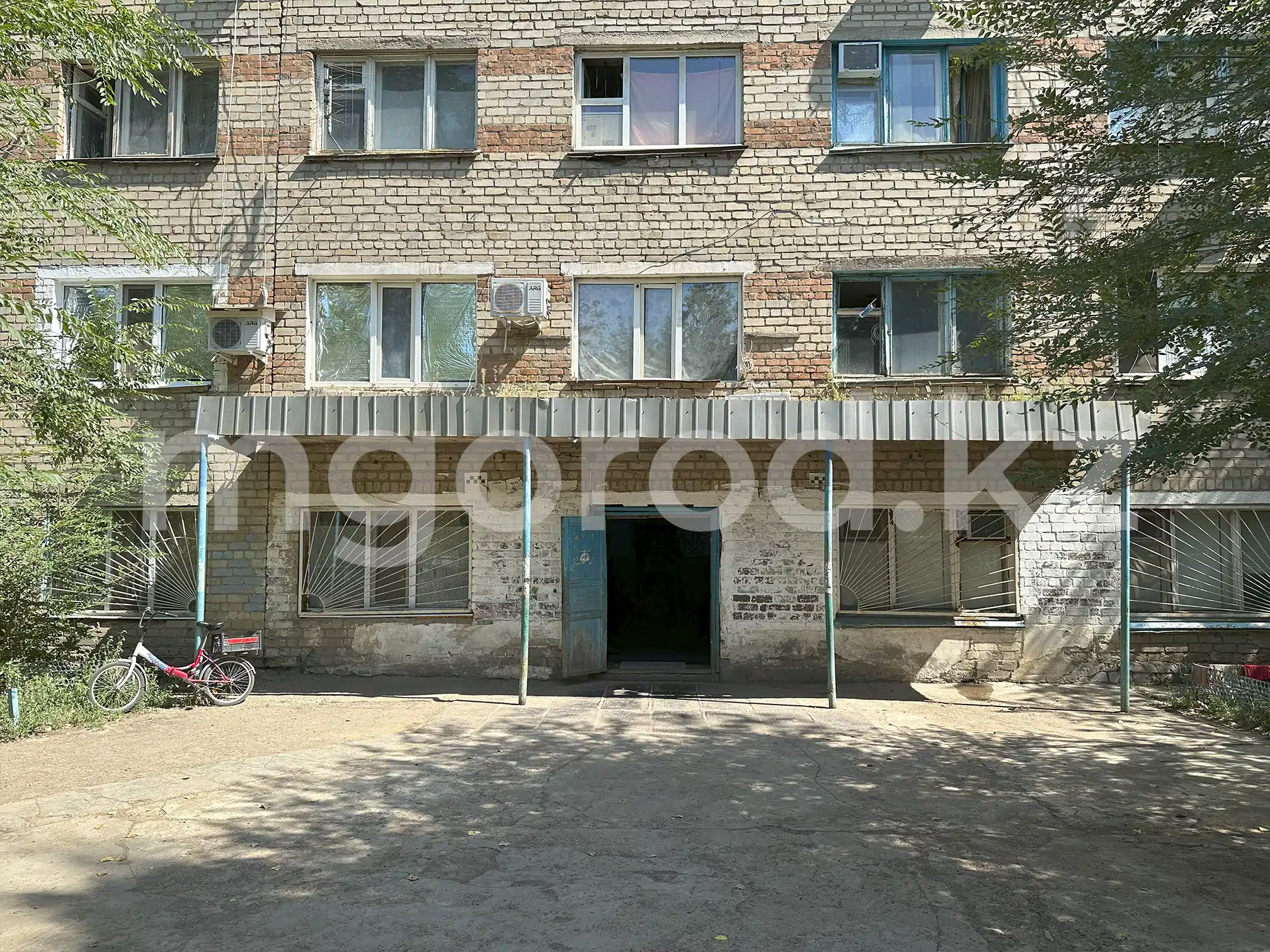 Один туалет на 12 комнат: как живут в общежитии Уральска