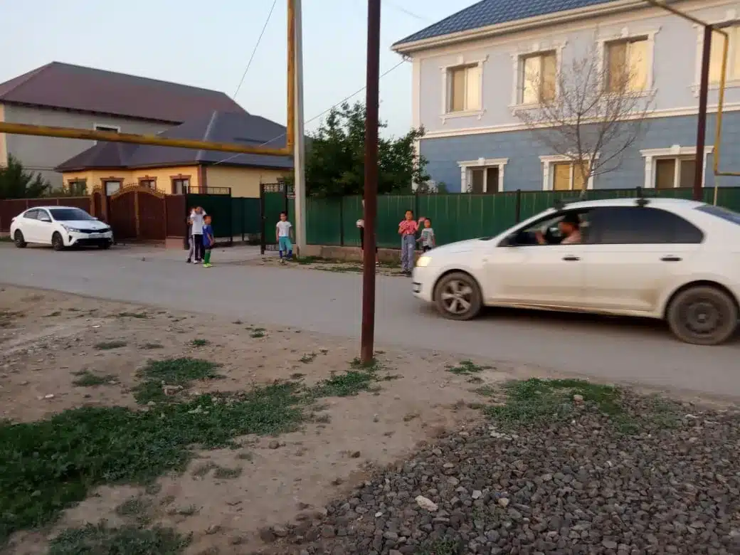 Играют на дороге: детскую площадку просят жители микрорайона Атырау