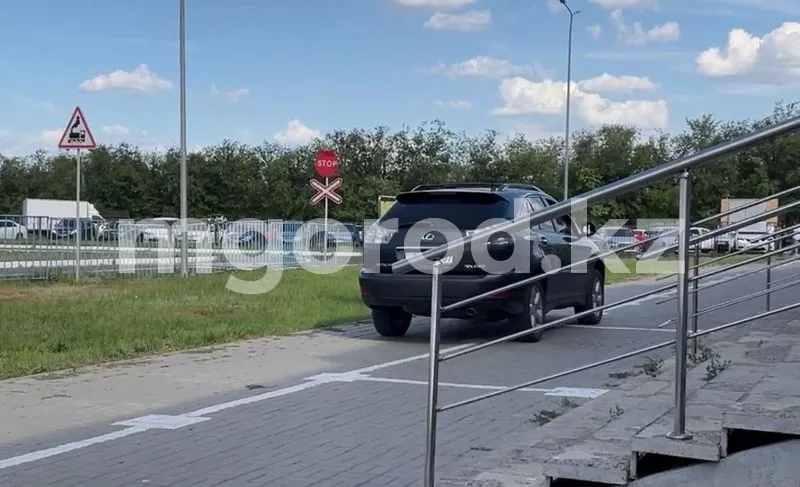 Электрик на Lexus возил сварочный аппарат по тротуару в Уральске