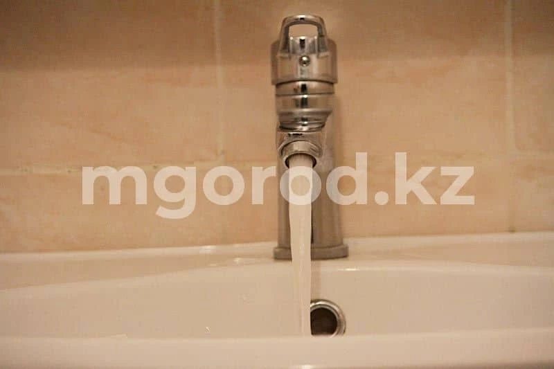 Только по ночам появляется вода у жителей многоэтажек в Уральске