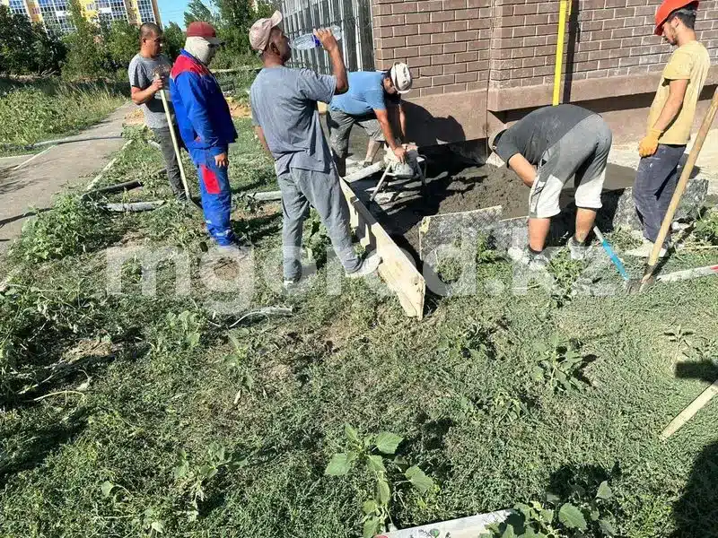 «Трещит по швам»: подрядчик начал устранять дефекты новостройки в Уральске