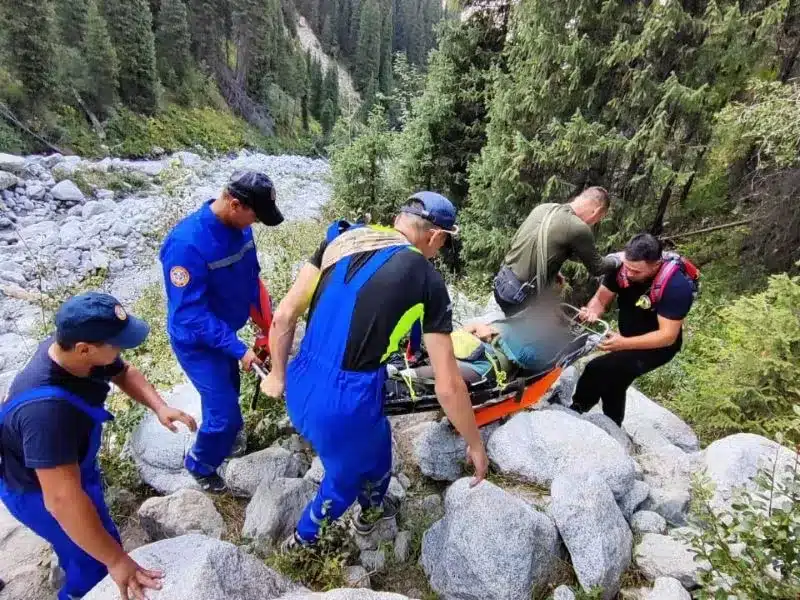 Пострадавшую туристу спустили с гор в Алматы