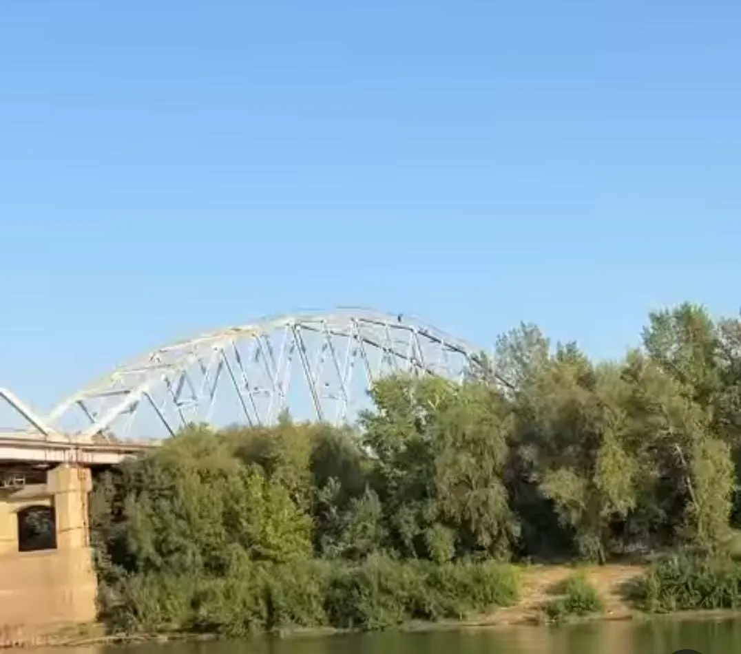 Мужчина после ссоры с девушкой пытался спрыгнуть с моста в Уральске