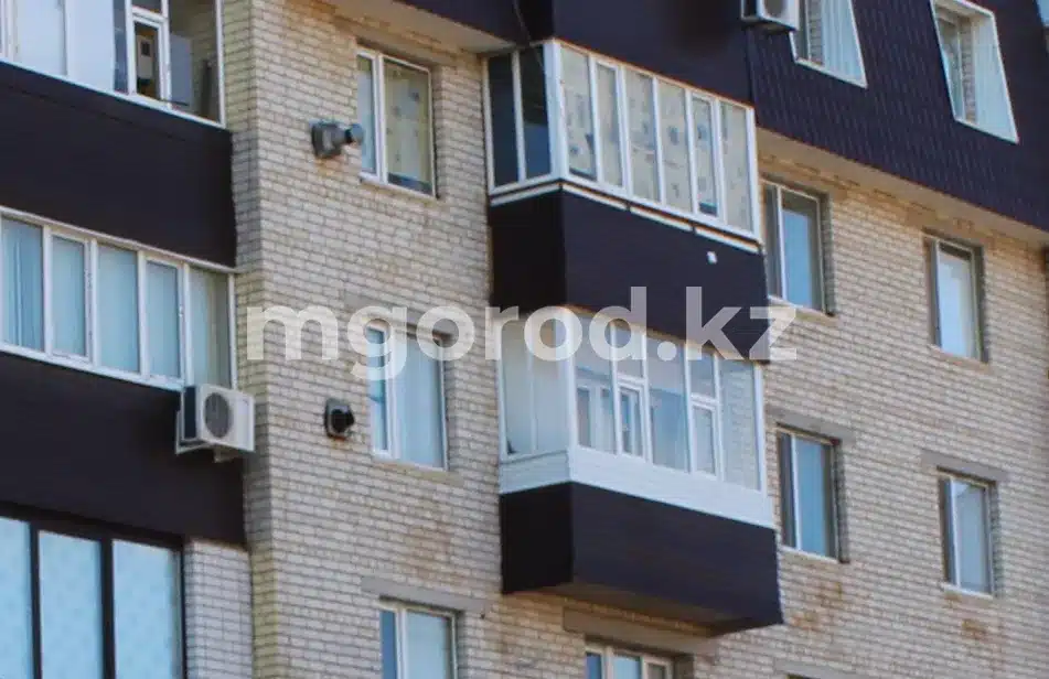 Двухлетний малыш выпал из окна в Атырау