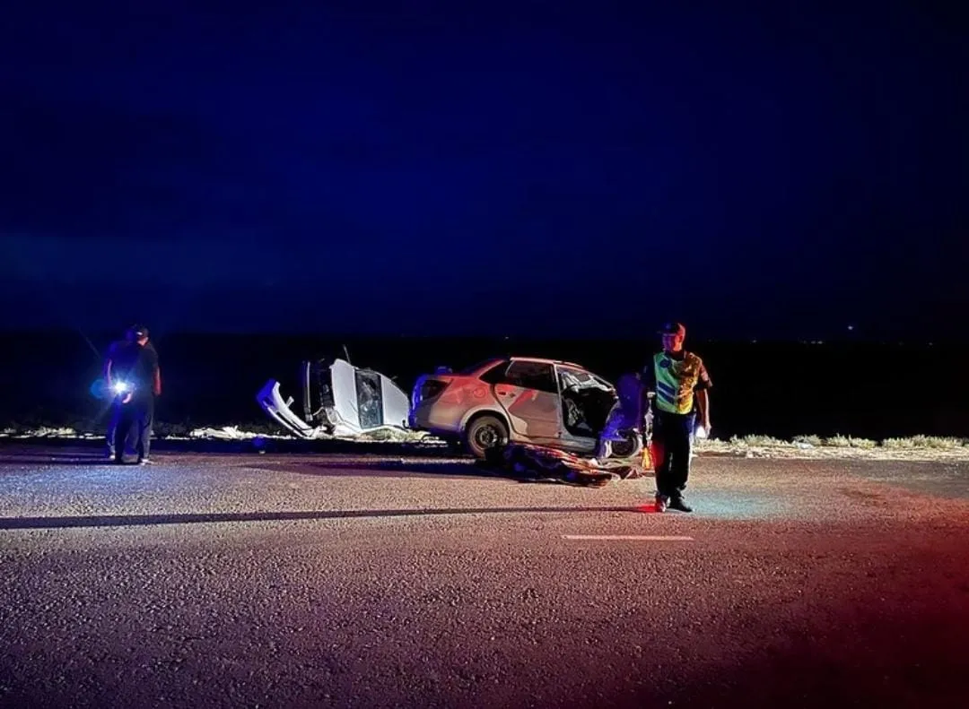 Lada Granta разорвало после столкновения с Toyota Prada в Атырау