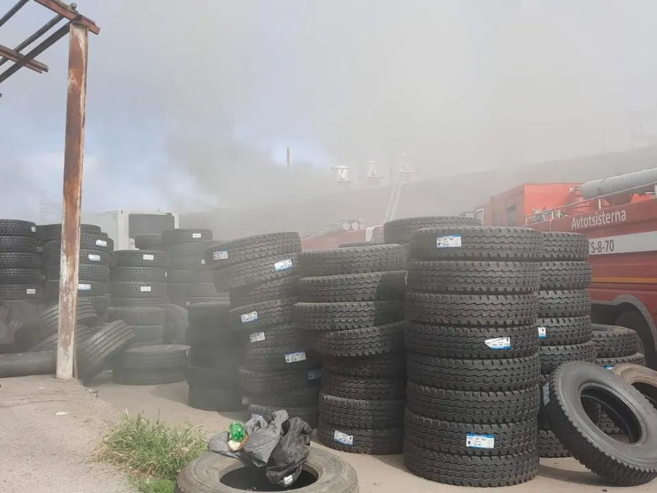 Кислородные баллоны вынесли из горящего цеха пожарные Алматы