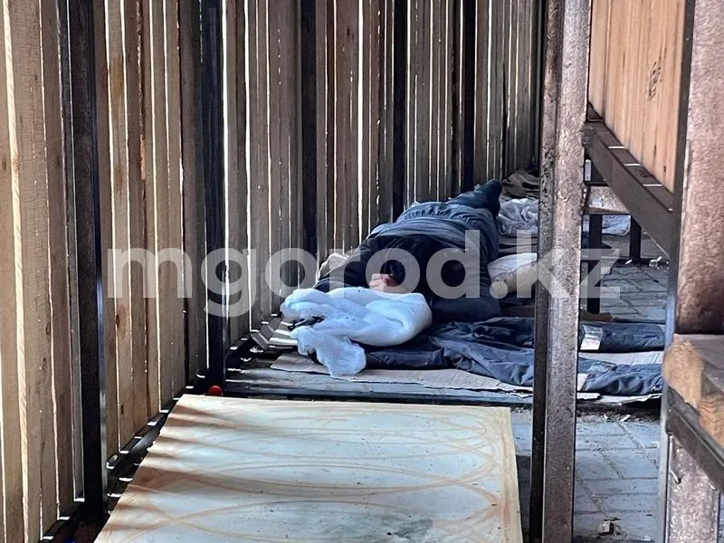 Бездомные устраивают ночлег в амфитеатре Уральска