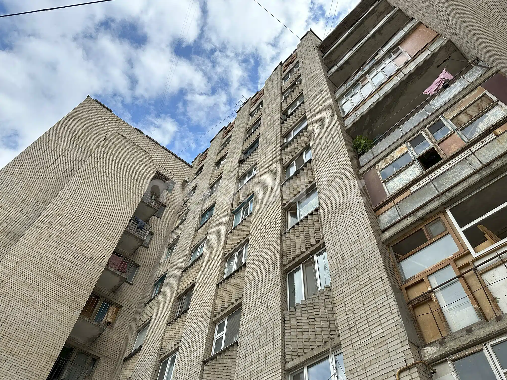 Как небо и земля: два здания одного общежития Уральска выглядят по-разному