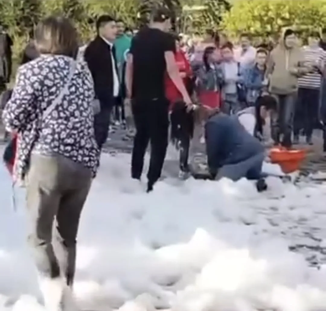 Умерла девочка, которую ударило током на пенной вечеринке