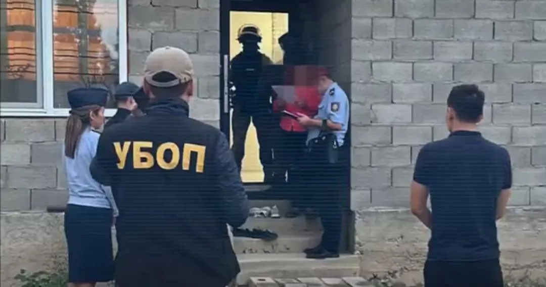 В Атырау женщина заставляла сестрёнку заниматься проституцией