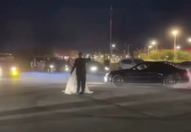 Водитель Mercedes дрифтовал на площади аэропорта Атырау