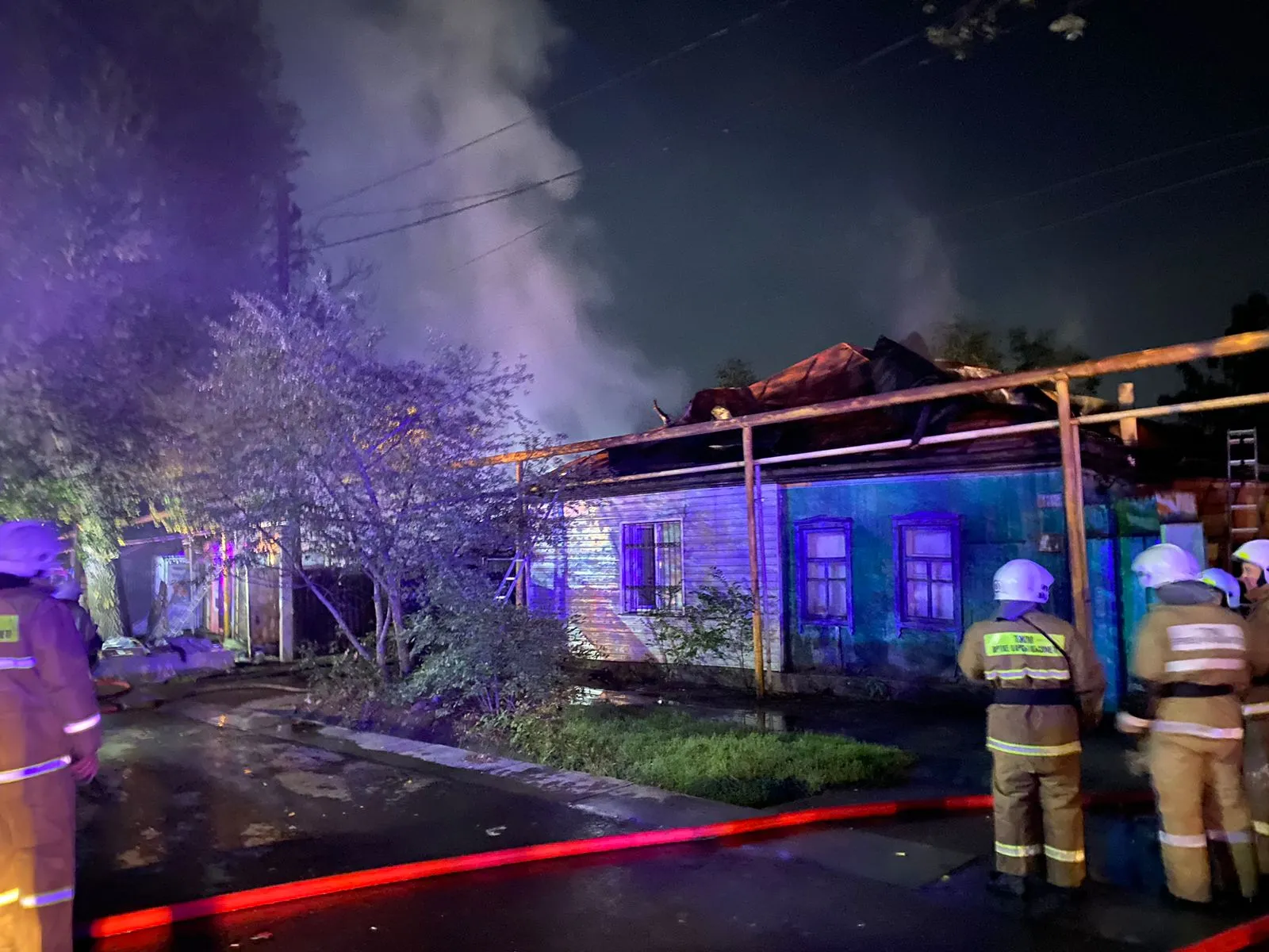 Начальник караула получил травму при тушении пожара в Алматы