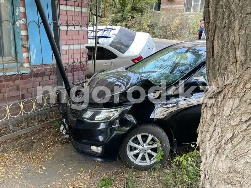 Легковушка снесла газовую опору и врезалась в ворота дома в Уральске