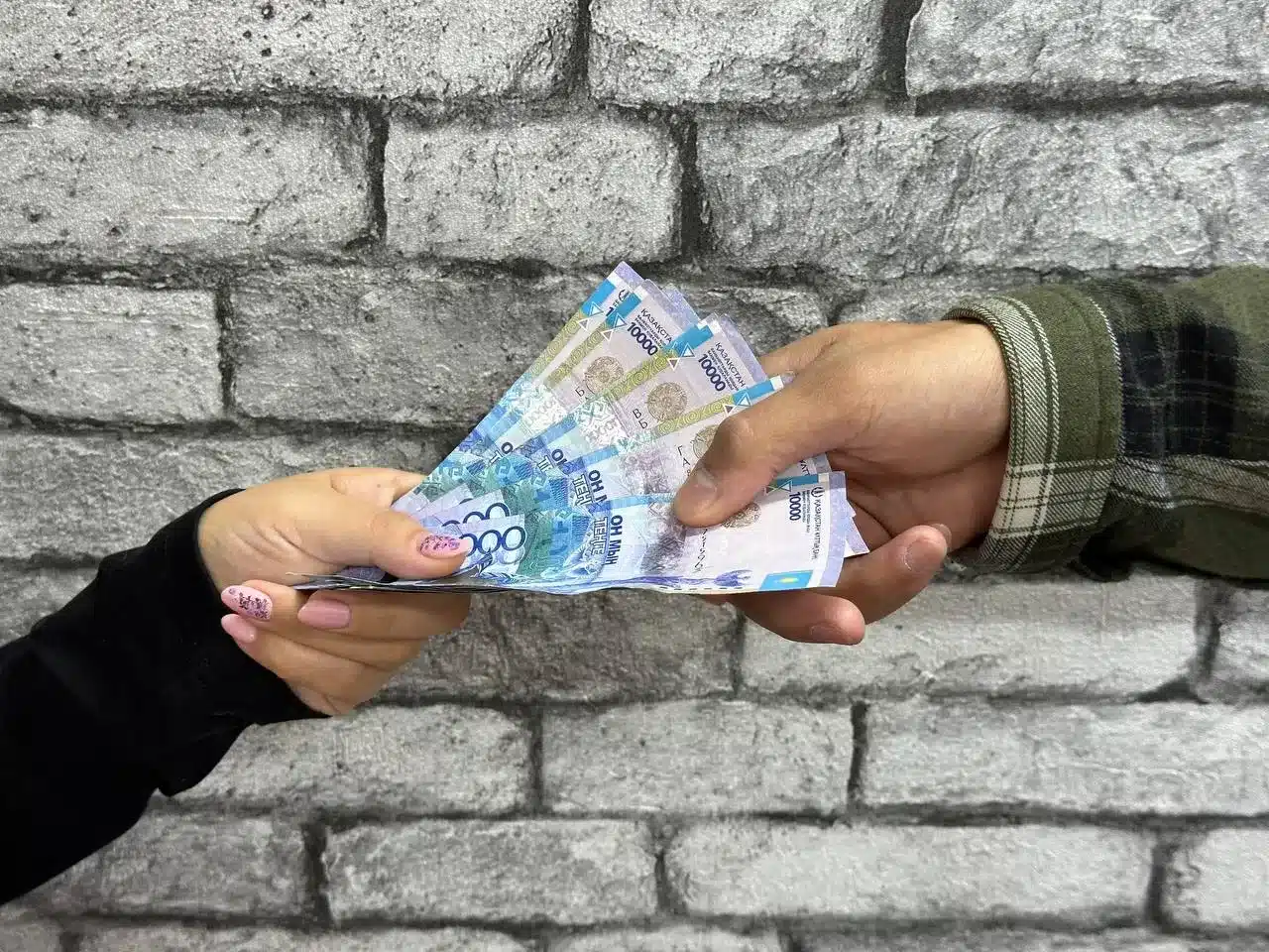 Более полумиллиона тенге выплатили алматинцам за сообщения о коррупции