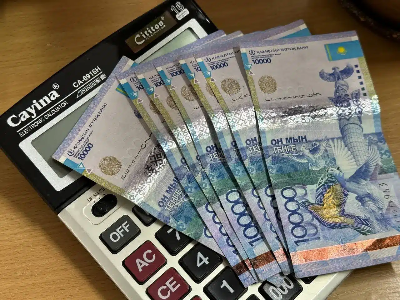 Причину ослабления тенге назвал председатель Нацбанка