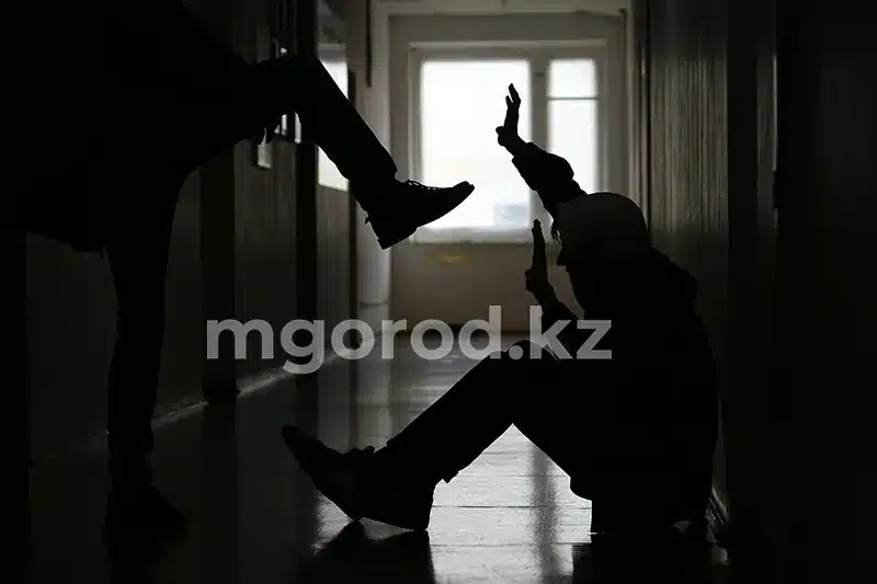 «Ужасающая форма буллинга»: младшеклассников силой заставили курить в ЗКО