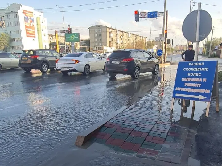 Улицы Атырау затопило после дождя