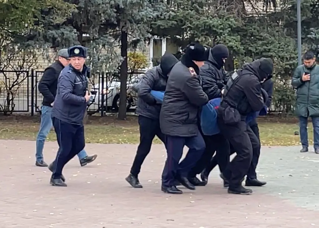 Полиция не разглашает причину задержания активиста на площади Уральска