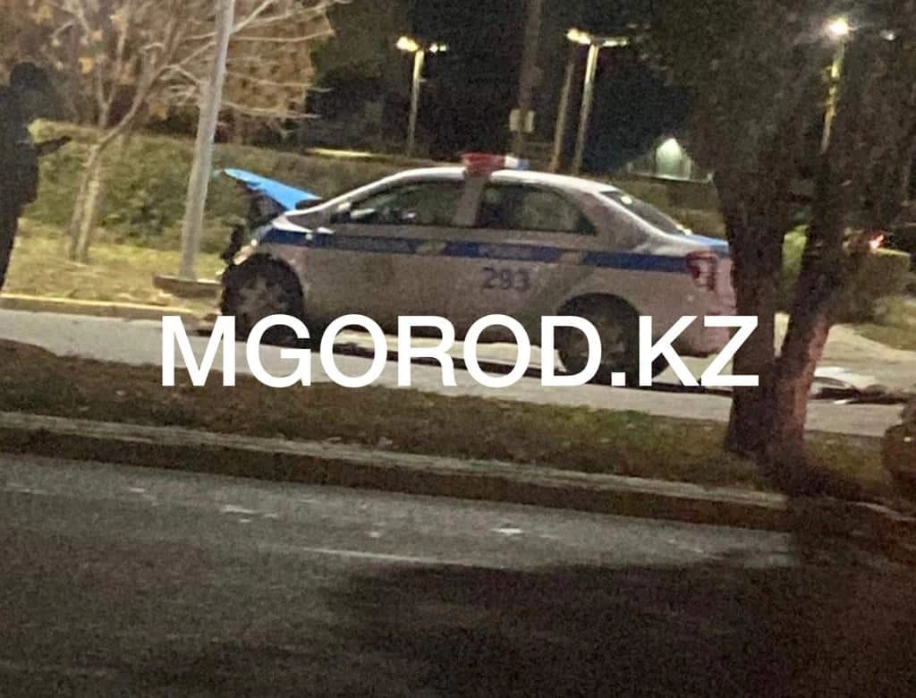 Полицейская машина врезалась в иномарку в Уральске